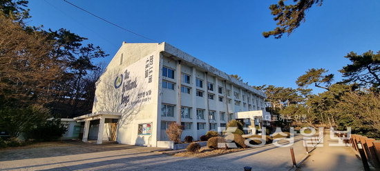 미술관 소장품展이 열리고 있는 대왕암공원 옛 교육연수원. 