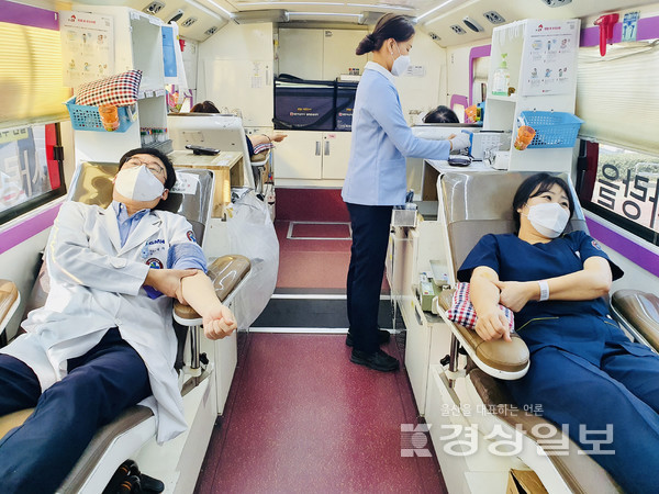 굿모닝병원(병원장 손수민)은 10일 병원 응급실 앞에서 신종 코로나바이러스 감염증(코로나19)으로 혈액수급이 원활하지 못한 점을 감안해 사랑의 헌혈 캠페인을 실시했다. 전상헌 기자