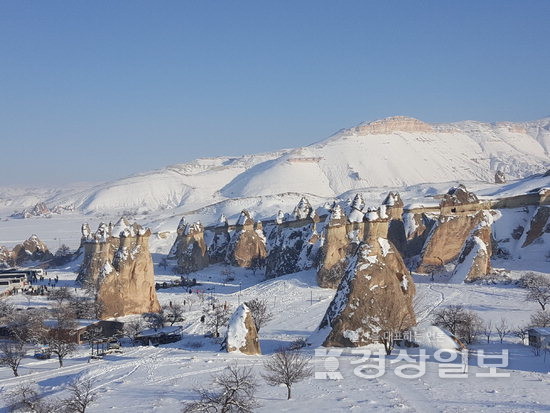 ▲ 화산재가 굳어 만들어진 응회암 바위산들이 빗물과 바람에 씻기고 깎여 기암괴석이 돼 장관을 이루고 있는 카파도키아.