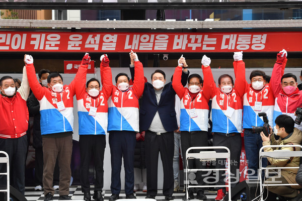 국민의힘 윤석열 대선 후보가 19일 울산 롯데백화점 광장에서 열린 유세에서 김기현 원내대표, 공동선대위원장들과 함께 지자들에게 인사하고 있다. 김경우기자 woo@ksilbo.co.k