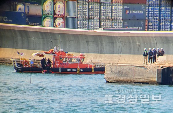 21일 오후 12시6분께 울산시 남구 용연부두에서 작업 중이던 예인선 A호(22t·승선원2명·부산선적)가 침몰해 울산해경 구조대 보트가 사고현장 주변을 확인하고 있다.