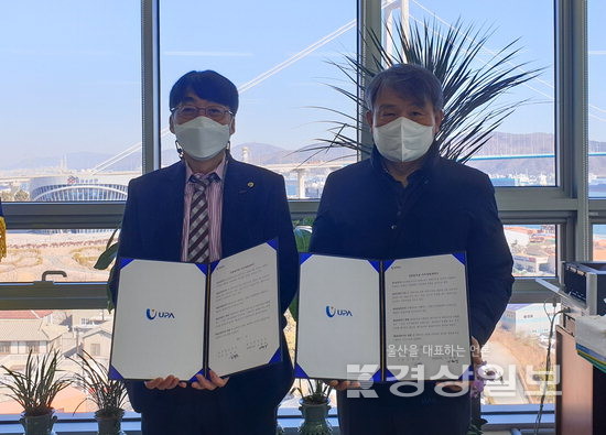 울산항만공사(사장 김재균)와 이형락(사진 왼쪽) 신임 경영본부장은 지난 25일 본사에서 부패방지와 윤리·청렴경영 실천을 위해 직무청렴계약을 체결했다