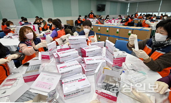 ▲ 초·중·고등학교 개학을 앞두고 지난 26일 울산시교육청 외솔회의실에서 자원봉사자들이 각급 학교 교사와 학생들에게 배분할 신속항원검사도구 소분 작업을 하고 있다. 김동수기자 dskim@ksilbo.co.kr