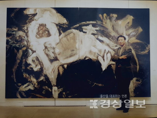 자신의 작품 앞에 선 故박덕찬 작가