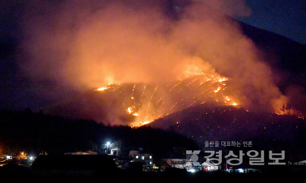 6일 오후 3시 48분께 울산 울주군 언양읍 직동리 야산에서 발생한 산불이 민가 뒤로 번지고 있다. 김경우기자 woo@ksilbo.co.kr