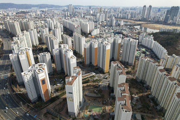 ​울산지역 부동산 시장 상승세가 주춤하면서 지역 아파트 낙찰가율도 3개월 연속 90%대를 맡돌았다. 정부의 강력한 대출규제와 금리인상 등으로 울산지역 부동산 시장에 이어 경매시장 열기도 점차 가라앉는 분위기다. 경상일보 자료사진​