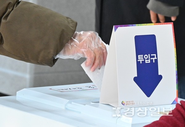 제20대 대통령선거 투표일인 9일 울산시 울주군 두동면 옛 봉월초등학교에 마련된 투표소에서 유권자들이 소중한 한표를 행사하고 있다. 김동수기자 dskim@ksilbo.co.kr