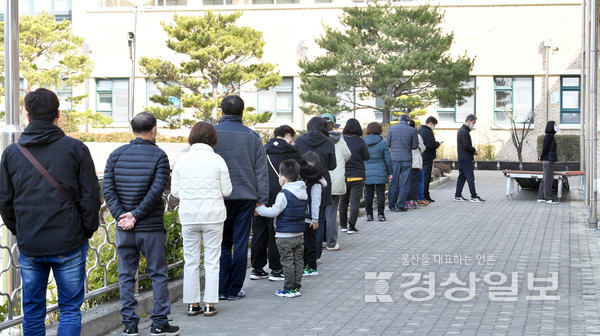 제20대 대통령 선거일인 9일 울산 남구 신정중학교 체육관에 마련된 투표소에서 유권자들이 줄지어서 차례를 기다리고 있다. 김경우기자 woo@ksilbo.co.kr