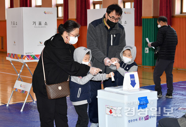 제20대 대통령 선거일인 9일 울산 남구 신정중학교 체육관에 마련된 투표소에서 부부가 어린 아들들과 함께 소중한 한 표를 행사하고 있다. 김경우기자 woo@ksilbo.co.kr