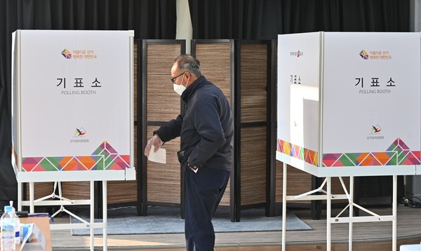 제20대 대통령선거 투표일인 9일 울산시 울주군 한 투표소에서 유권자가 소중한 한표를 행사하고 있다. 김동수기자 dskim@ksilbo.co.kr