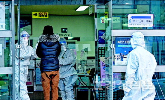 ▲ 대통령선거일인 9일 코로나 확진자가 울산시 중구 복산동 행정복지센터에 마련된 투표소에서 소중한 한표 행사에 앞서 신분확인을 하고 있다. 김동수기자
