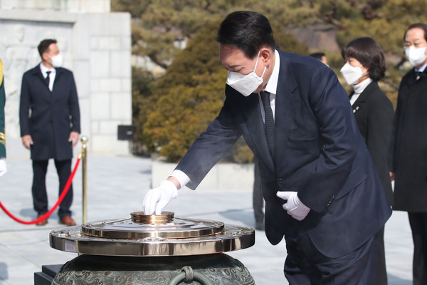 윤석열 대통령 당선인이 10일 서울 동작구 국립서울현충원을 참배하고 있다. [국회사진기자단]