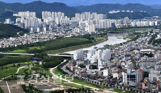 윤석열 대통령 당선인은 울산과 관련해 ‘산업수도 성장 동력 마련’과 ‘살고 싶은 젊은 도시 조성’ ‘광역시에 걸맞은 광역교통망 구축’  등에 초점을 둔 7개 분야 15개 공약을 약속했다. 경상일보 자료사진