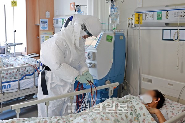 울산대학교병원이 지역 만성콩팥병 환자들의 투석치료에 숨통을 트이게 하려고 음압 혈액투석실 운영에 들어갔다. 