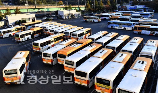 코로나 19 영향으로 2020년 부산울산권 광역교통량은 전년보다 9.6% 줄어들고, 특히 대중교통 이용은 29.6% 감소한 것으로 나타났다. 울산 울주군 청량면 율리 울산시내버스 공영차고지 전경.