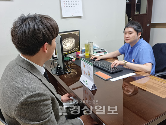 최제형 동천동강병원 소화기내과 전문의가 식중독 증상으로 병원을 찾은 환자를 진료하고 있다.
