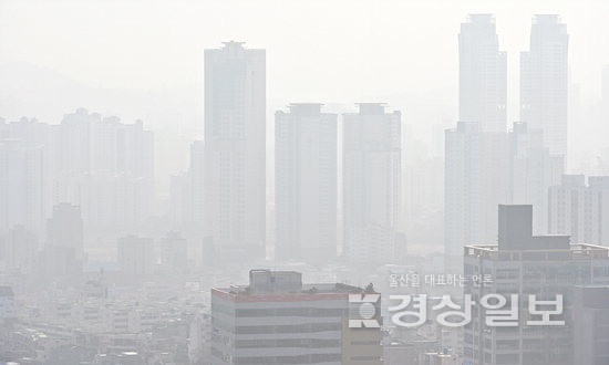 지난 10년간 대기 중 초미세먼지 단기노출이나 오존농도 상승으로 인한 울산지역 초과 사망자수는 전국 최저수준인 것으로 나타났다.미세먼지로 뿌옇게 변한 울산 시가지 전경. 경상일보 자료사진