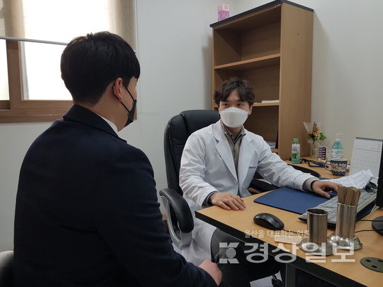 ▲ 김명 울산제일병원 내과 전문의가 지방간으로 병원을 찾은 환자를 진료하고 있다.