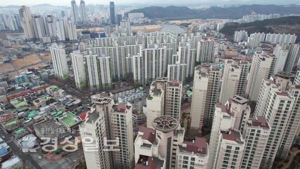 울산지역 법원 경매경매시장이 주춤거리고 있는 가운데 3월 울산의 경매 낙찰가율이 지방 5대 광역시 가운데 유일하게 상승한 것으로 나타났다. 특히 아파트 등 지역 주거시설 경매시장이 다시 뜨거워지고 있는 것으로 분석됐다. 경상일보 자료사진