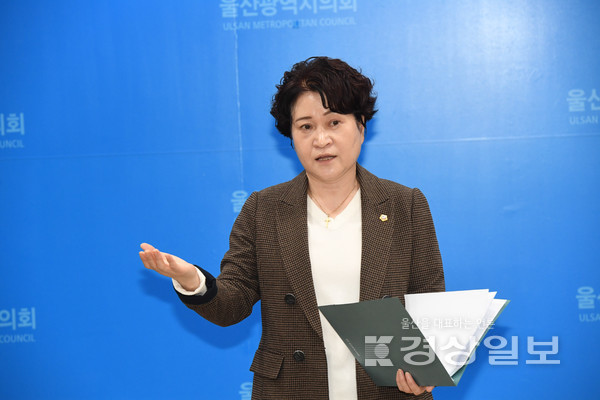 이상옥 울산시의원은 13일 시의회 프레스센터에서 기자회견을 갖고 이번 6·1 지방선거 불출마와 함께 더불어민주당 탈당을 선언했다.