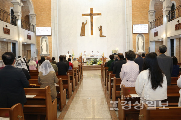울산대리구도 복산성당을 비롯해 26개 성당에서 신자들이 참석한 가운데 성당별로 일제히 ‘주님 부활 대축일 미사’를 올렸다. 사진은 복산성당에서 열린 ‘주님 부활 대축일 미사’ 장면.