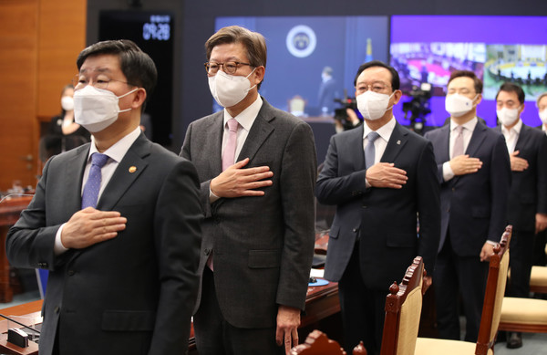 19일 오전 청와대 여민관에서 열린 국무회의에서 박형준 부산시장(왼쪽에서 두번째부터), 송철호 울산시장, 하병필 경남지사 권한대행 등의 참석자들이 국기에 경례하고 있다. 연합뉴스