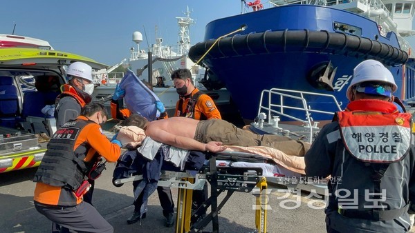지난 22일 오후 3시1분께 울산항 M묘박지 해상에서 화물이송중인 바지선에 접안 작업중이던 예인선 A호(124t·승선원4명)의 선원B씨(60대·남)가 계류색 고정 작업중 넘어지면서 선체 구조물에 강하게 부딪혀 허리통증을 호소해 울산해경이 긴급이송했다.