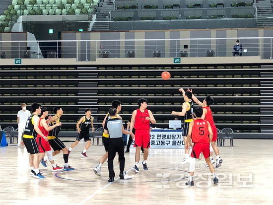 9일 남구 문수체육관에서 열린 ‘2022 연맹회장기 전국 남·녀 중·고농구대회’ 남고부 16강 울산 무룡고와 인천 제물포고와의 경기장면. 빨간색 유니품의 무룡고가 제물포고를 75대73으로 누르고 8강에 진출했다.