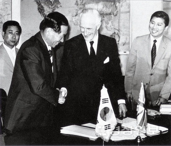 ▲ 1971년 영국 버클레이즈 은행과 조선소 건설 차관 도입 서명을 마친 아산.
