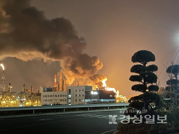 울산 울주군 온산공단 내 S-OIL 온산공장에서 대규모 폭발 화재가 발생해 직원 8명이 다쳤다.   독자제공. 울산소방본부 제공