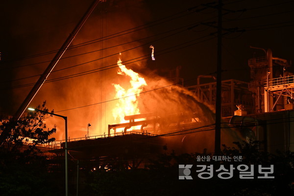 19일 에쓰오일 울산공장에서 화재가 발생해 시뻘건 불기둥이 치솟고 있다. 김동수기자 dskim@ksilbo.co.kr