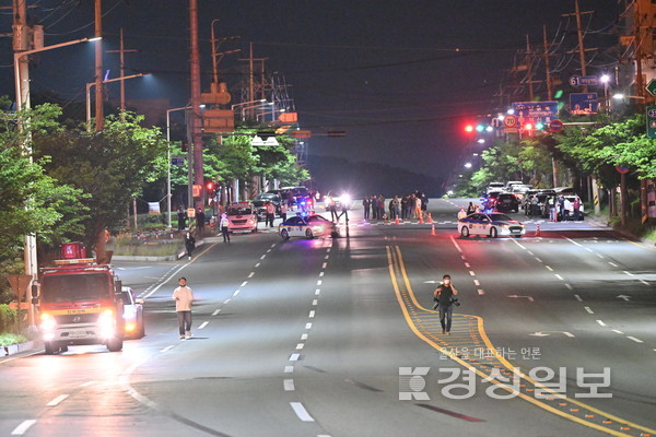 19일 에쓰오일 울산공장에서  대형화재가 발생한 가운데 경찰이 인근 도로를 전면통제하고 있다. 김동수기자