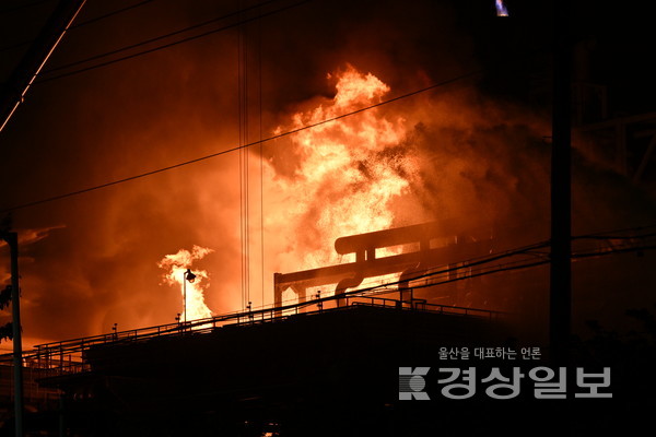 19일 에쓰오일 울산공장에서 화재가 발생해 시뻘건 불기둥이 치솟고 있다. 김동수기자