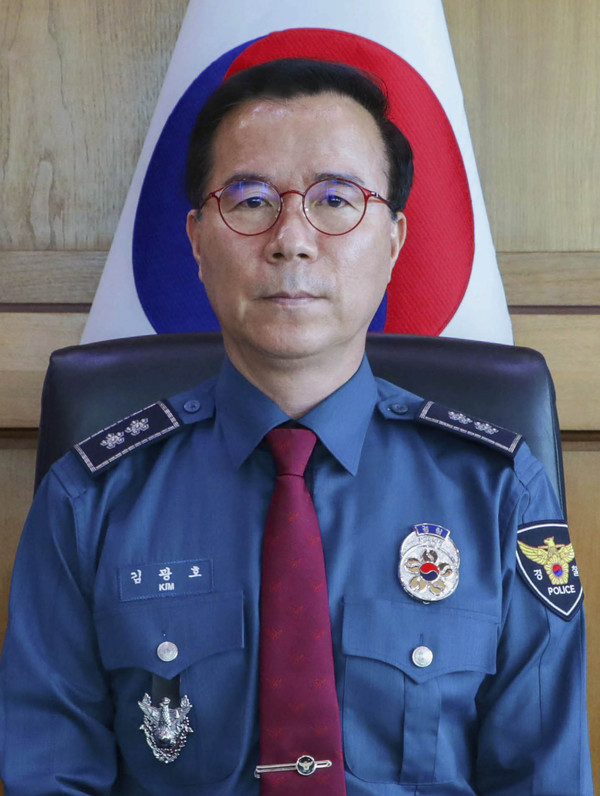 김광호(사진) 울산경찰청장이 24일 치안정감으로 승진하며 7월 임명 예정인 경찰청장 유력 후보로 떠올랐다.