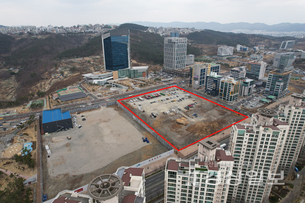 신세계그룹이 발표한 투자계획에 울산 혁신도시 내 부지개발이 빠져있어 장기 표류가 우려된다. 사진은 혁신도시 신세계 개발사업 부지(빨간 네모 안).
