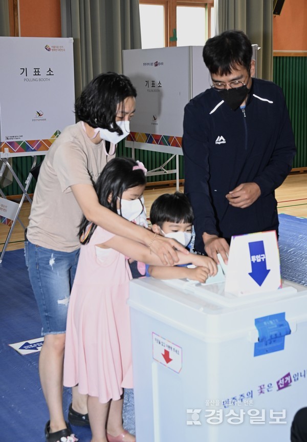 제8회 전국동시지방선거일인 1일 울산 남구 대현중학교에 마련된 삼산동 제1투표소에서 유권자들이 소중한 한 표를 행사하고 있다.  김경우기자 woo@ksilbo.co.kr