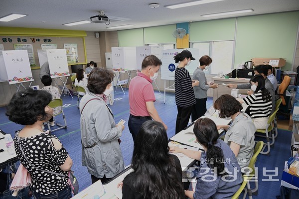 제8회 전국동시지방선거일인 1일 울산 남구 대현중학교에 마련된 삼산동 제1투표소에서 유권자들이 소중한 한 표를 행사하고 있다.  김경우기자 woo@ksilbo.co.kr