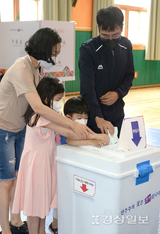▲ 제8회 전국동시지방선거일인 1일 울산 남구 삼산초등학교 체육관에 마련된 삼산동 제7투표소에서 한 가족이 투표를 하고 있다.  김경우기자 woo@ksilbo.co.kr