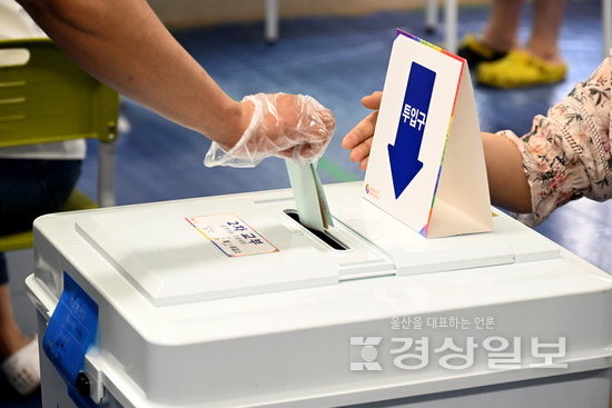▲ 제8회 전국동시지방선거일인 1일 울산 남구 삼산초등학교 체육관에 마련된 삼산동 제7투표소에서 한 유권자가 비닐 장갑을 착용하고 투표하고 있다.  김경우기자