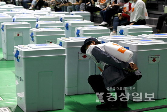▲ 1일 울산문수체육관 개표소에서 한 참관인이 투표함의 봉인상태를 살펴보고 있다. 김동수기자 dskim@ksilbo.co.kr