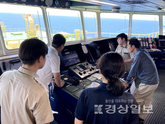 ▲ HD현대 아비커스와 SK해운이 대형 상선의 자율운항 대양횡단에 성공했다. 사진은 아비커스의 하이나스 2.0 시스템을 살펴보는 선장과 항해사의 모습.