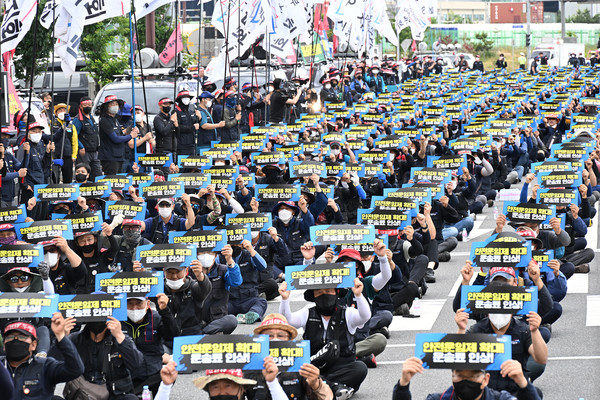  민주노총 공공운수노조 화물연대본부가 7일 0시부터 총파업에 돌입한 가운데 울산신항에서 열린 출정식에서 울산지역본부 조합원들이 구호를 외치고 있다. 김경우기자 woo@ksilbo.co.kr