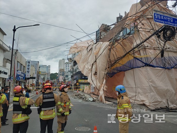 7일  울산시 남구 팔등로 옛 새마을금고 철거현장에서  구조물이  쏟아져내려  인근 전선과 도로를 뒤덮고 있다. 김동수기자 dskim@ksilbo.co.kr