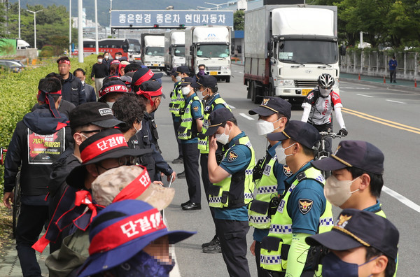 8일 오후 현대자동차 울산공장 명촌정문 앞에서 화물연대 조합원들이 선전전을 벌이고 있다. 연합뉴스