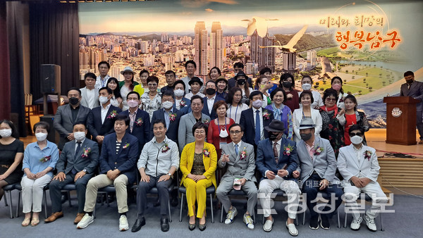 한국가요강사협회 울산시지회는 26일 울산 남구청 6층 대강당에서 4대 백운도 이임회장과 5대 심성희(활동명 성희·오른쪽 5번째) 신임회장의 이취임식을 가졌다.