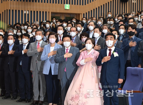 제8대 김두겸 울산광역시장이 1일 울산시청  대강당에서 열린   쥐임식에서 국민의례를 하고 있다. 김동수기자 dskim@ksilbo.co.kr