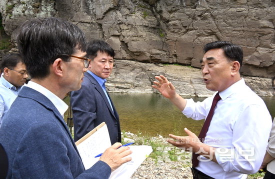 지난달 23일 김두겸 울산시장 당선인이 반구대암각화 세계유산 등재 및 역사 관광자원화 등과 관련, 반구대암각화 현장을 둘러보고 있다. 경상일보 자료사진