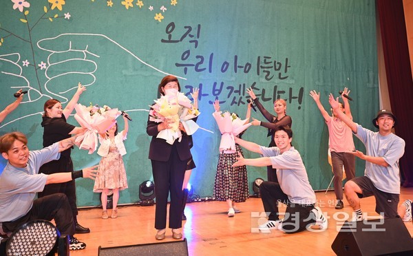 노옥희 울산시교육감이 1일 울산시교육청 대강당에서 열린 취임식에서 축하꽃다발을 받고 있다. 김동수기자 dskim@ksilbo.co.kr