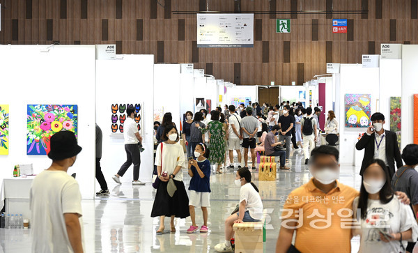 제2회 울산국제아트페어 마지막날인 3일 울산전시컨벤션을 찾은 사람들이 전시장을 둘러보고 있다. 김동수기자 dskim@ksilbo.co.kr