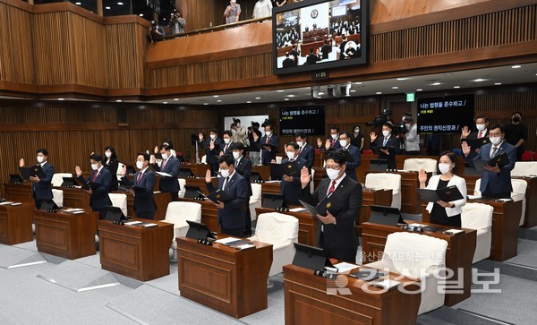 8일  울산시의회 본회의장에서 열린 제8대 시의회 개원식에서   김기환 시의장과 시의원들이 선서를 하고 있다.  김동수기자 dakim@ksilbo.co.kr